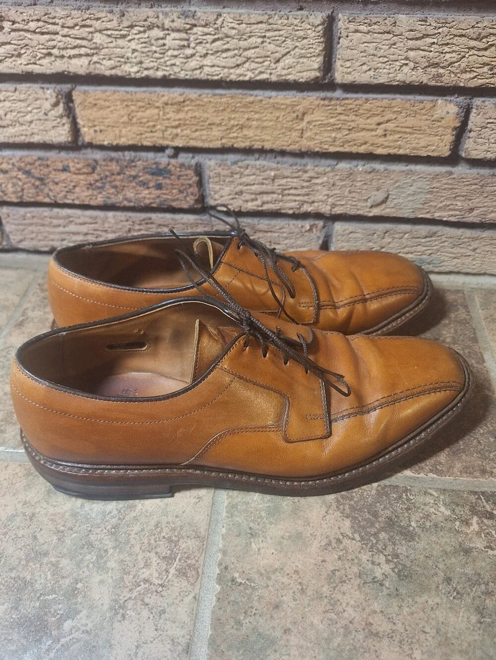 Allen Edmonds Men's 9.5 Cognac Brown Leather Hillcrest Lace-Up Oxfords